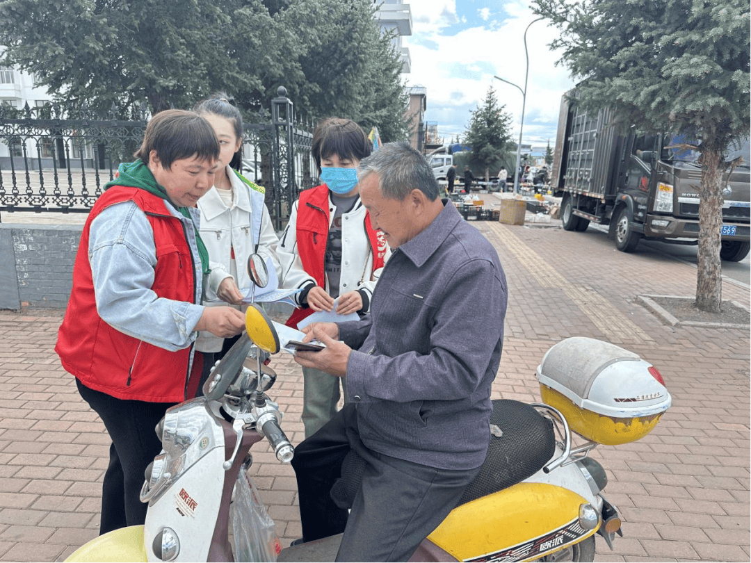 根河市民政局组织开展留守儿童、困境儿童意外伤害保险政策宣传活动